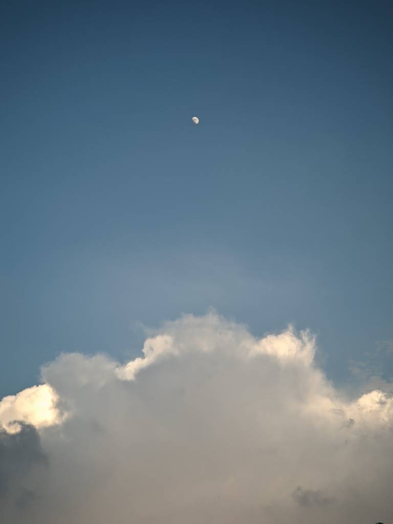 六月拍到很喜歡的照片。月亮在雲層之上。