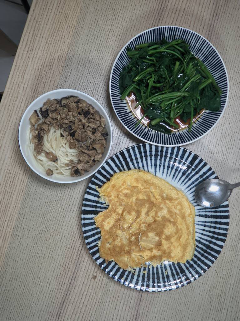 某天中餐。燙青菜、金針烘蛋、肉臊麵。