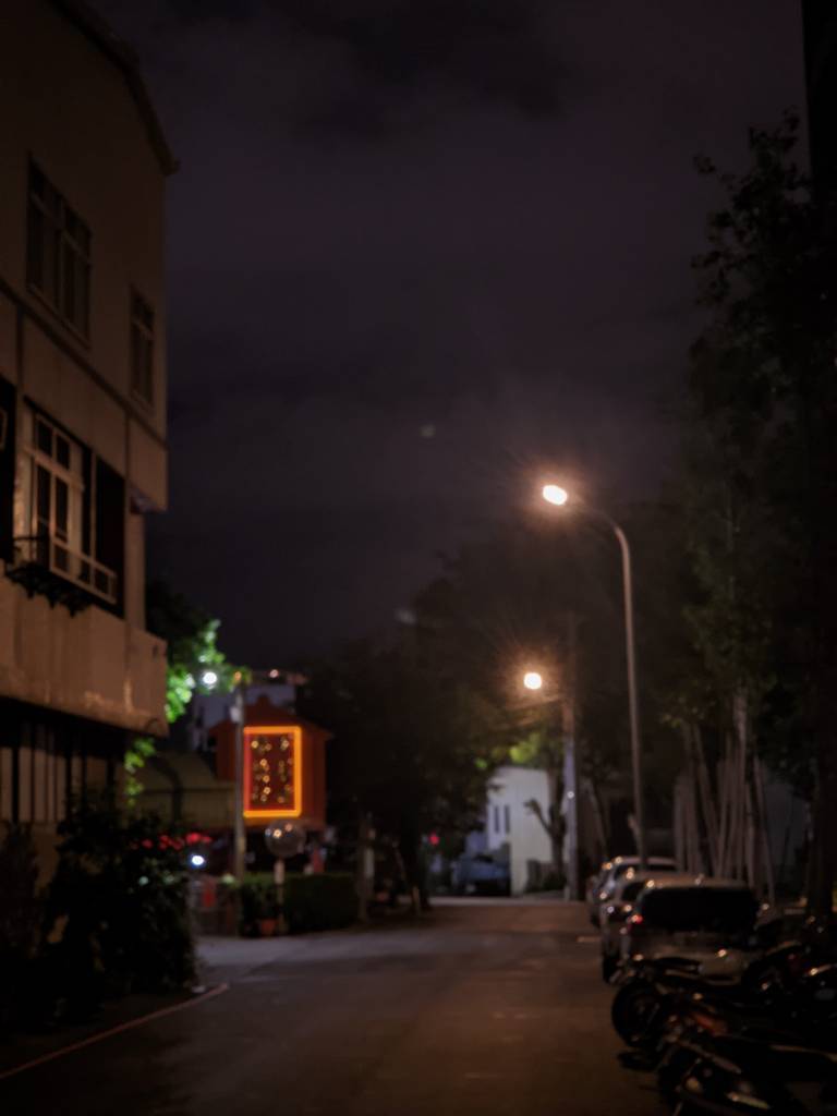 晚上去散步，模糊的路燈